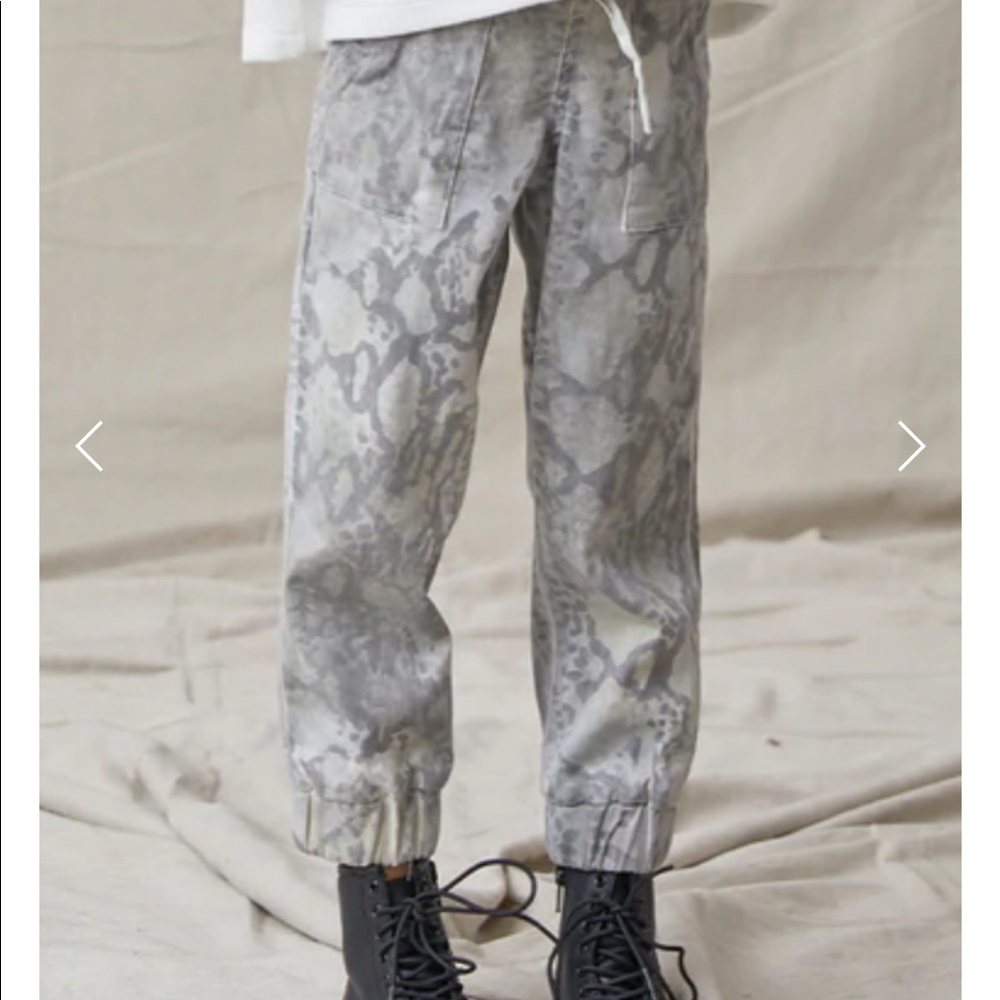 Bella Dahl snake print gray jogger cargo pants, NWT size 4/5